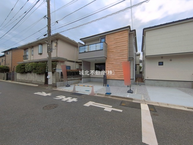 練馬区東大泉6丁目 全2棟 2号棟の前面道路含む現地写真|約6.0ｍ公道×約4.0ｍ公道に面する開放感ある角地を含む全2棟
