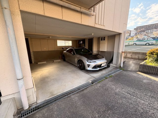 ファミール聖和の駐車場