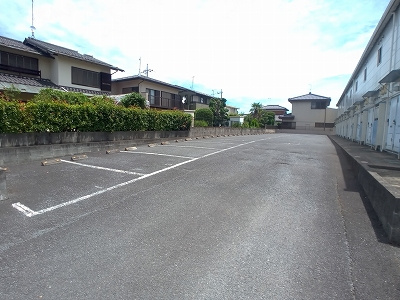 レオパレスメルベーユの駐車場