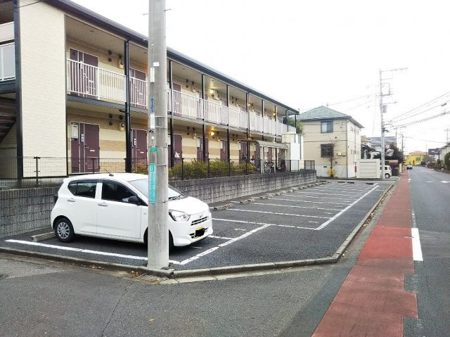 レオパレスサンスイの駐車場