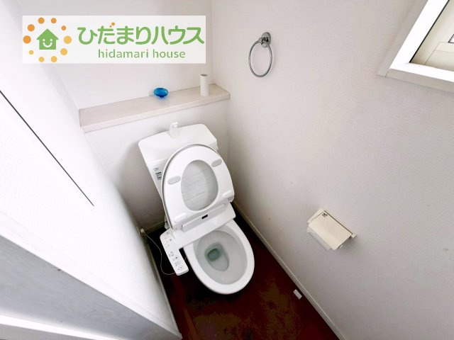 【トイレ】 | 阿見町よしわら２丁目　中古戸建 | 白を基調とするトイレ、クロスを変えても雰囲気ががらりと変わります。