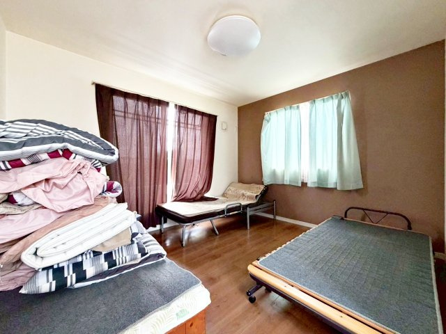 【寝室】 | 阿見町よしわら２丁目　中古戸建 | 広々寝室で大きなベットを置いても余裕があります！