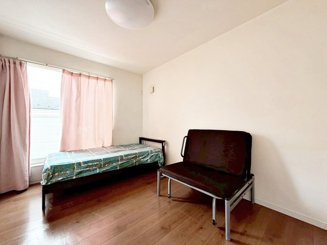 【洋室】 | 阿見町よしわら２丁目　中古戸建 | バルコニーに面しているお部屋で陽の光が降り注ぎます！