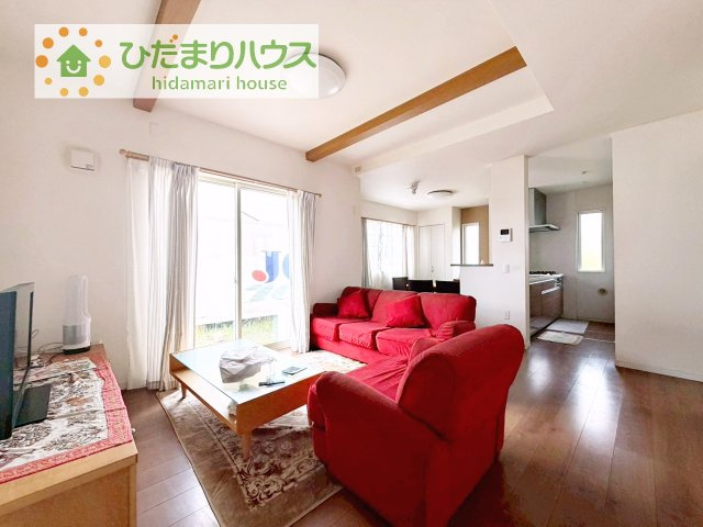 【居間・リビング】 | 阿見町よしわら２丁目　中古戸建 | 陽当たりが良く明るい空間を演出してくれるリビング！