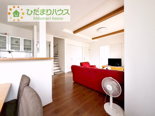 【居間・リビング】 | 阿見町よしわら２丁目　中古戸建 | キッチンでお料理しながらテレビも見れちゃいます！
