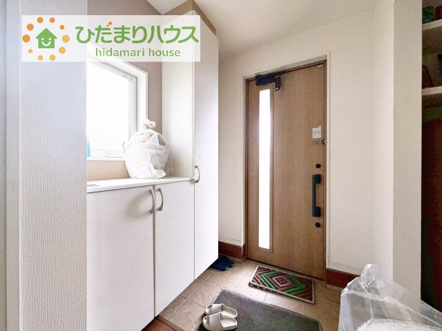 【玄関】 | 阿見町よしわら２丁目　中古戸建 | 明るい玄関はまさにお家の顔となります！
