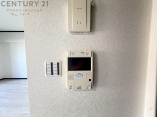 訪問者が来たときにテレビ画面で確認できるため、安心してドアを開けられます。録画機能があるものもあり、留守中に来訪者を記録しておくことができます。利便性が高く、セキュリティ面でも安心です。