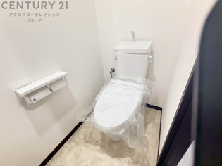 温水洗浄便座付トイレは温水洗浄機能により、暖かい水でおしりを洗浄することができ、冷たい水を使う従来の便座に比べ、温水洗浄機能で暖かいトイレを提供し、快適な使用を可能にします。