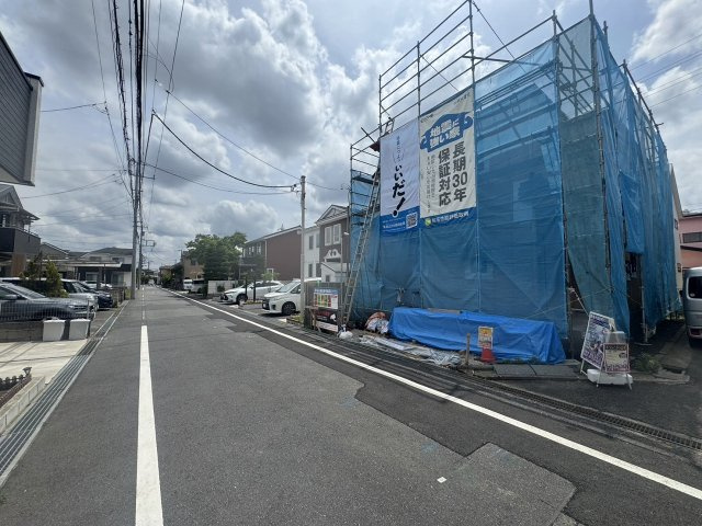 日野市神明４丁目の新築一戸建の前面道路含む現地写真