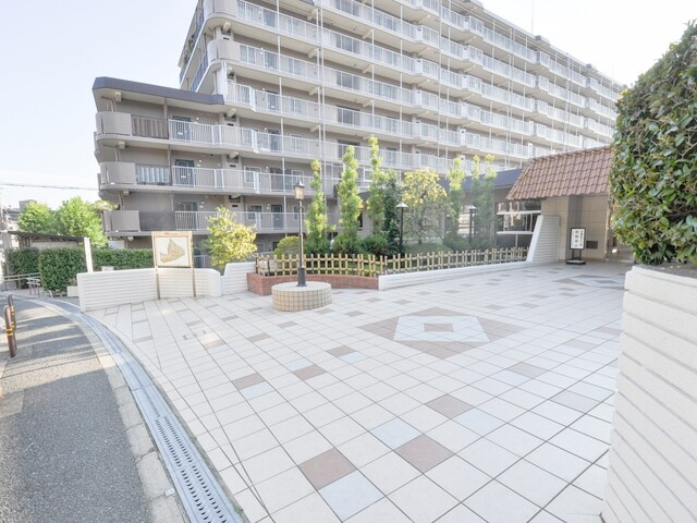 千里台スカイハイツB棟の玄関