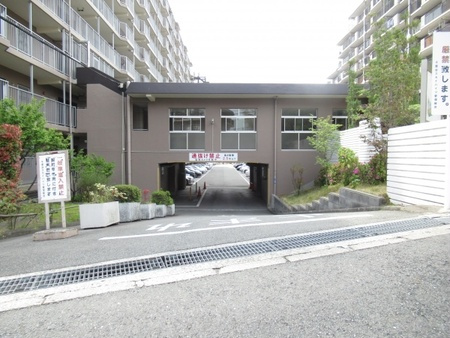 千里台スカイハイツB棟の駐車場