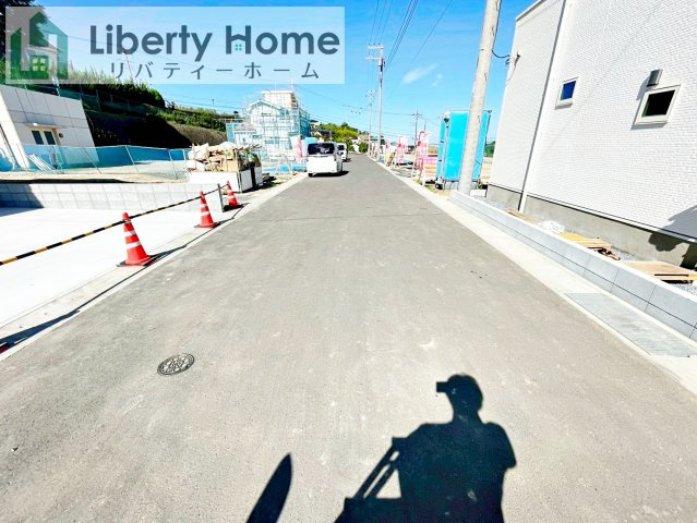 日立市西成沢町2丁目23-P1　新築戸建　5号棟の前面道路含む現地写真