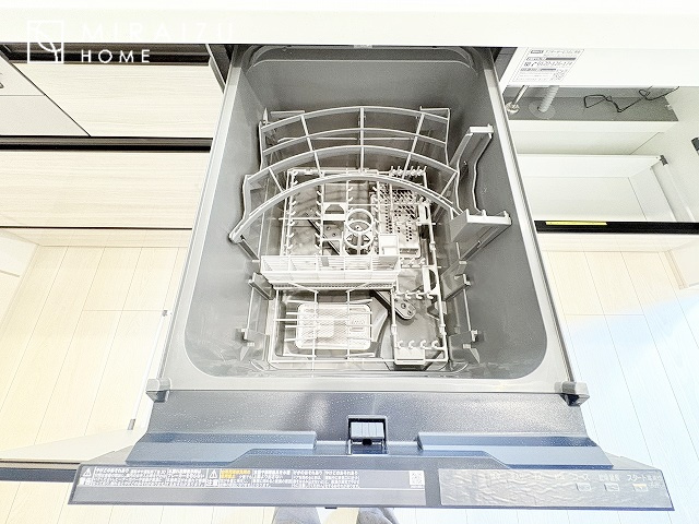 【キッチン】 | 広々としたキッチンは大きな深型シンク、3口コンロ、換気扇、大きなお鍋から小物まで取り出しやすさを考えられた引き出し収納の付いたシステムキッチンです。
