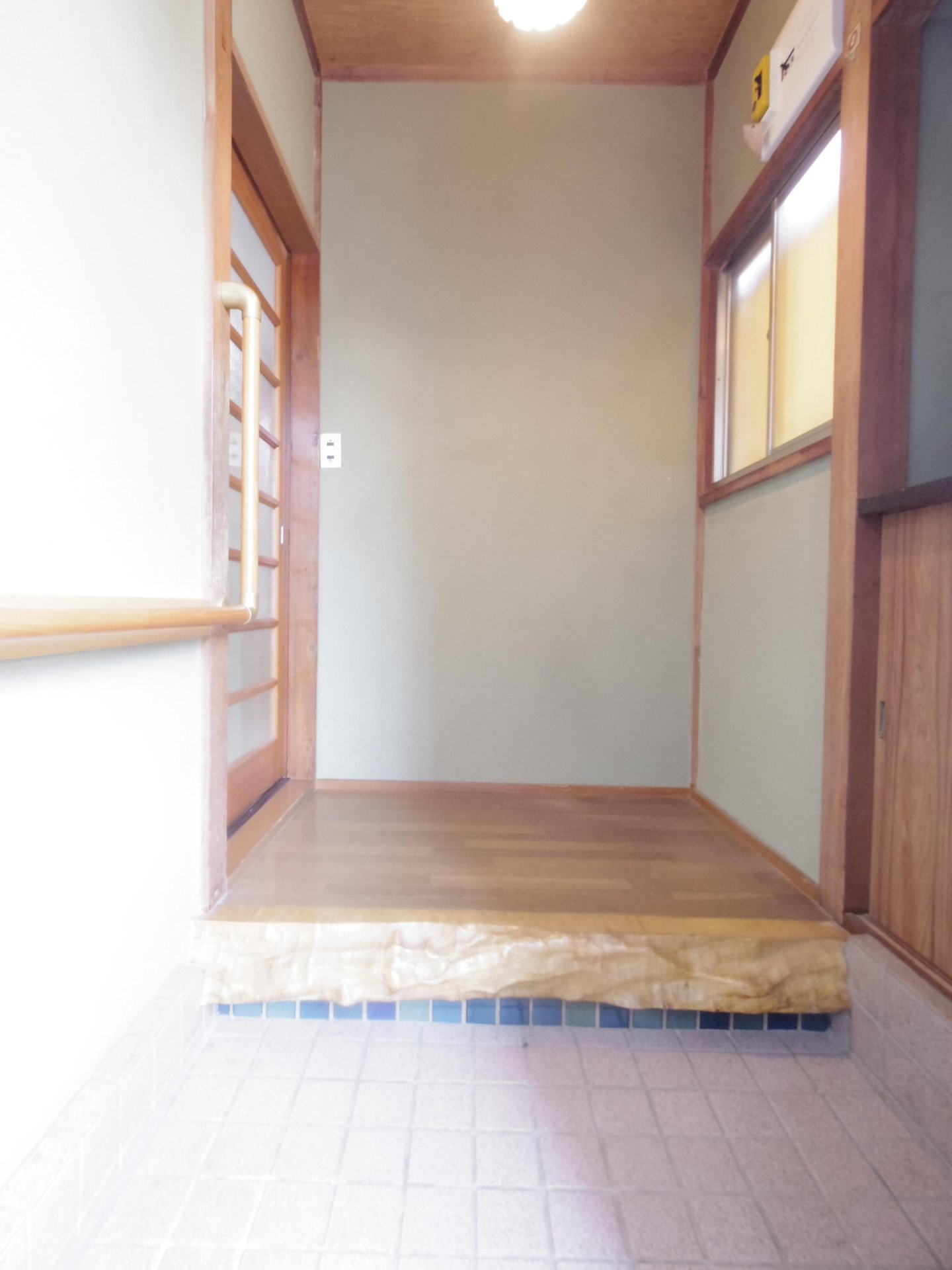 下安松貸家の玄関