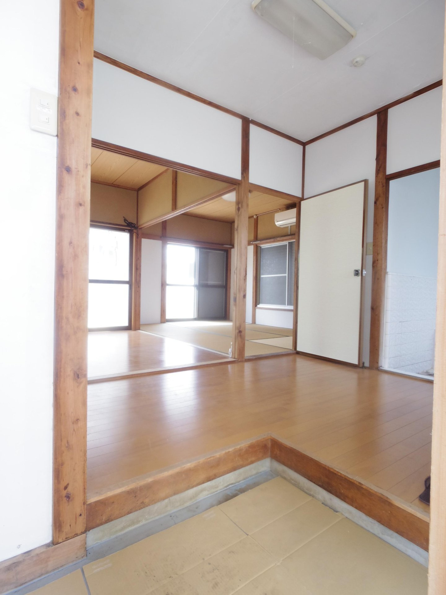 下里貸家の玄関