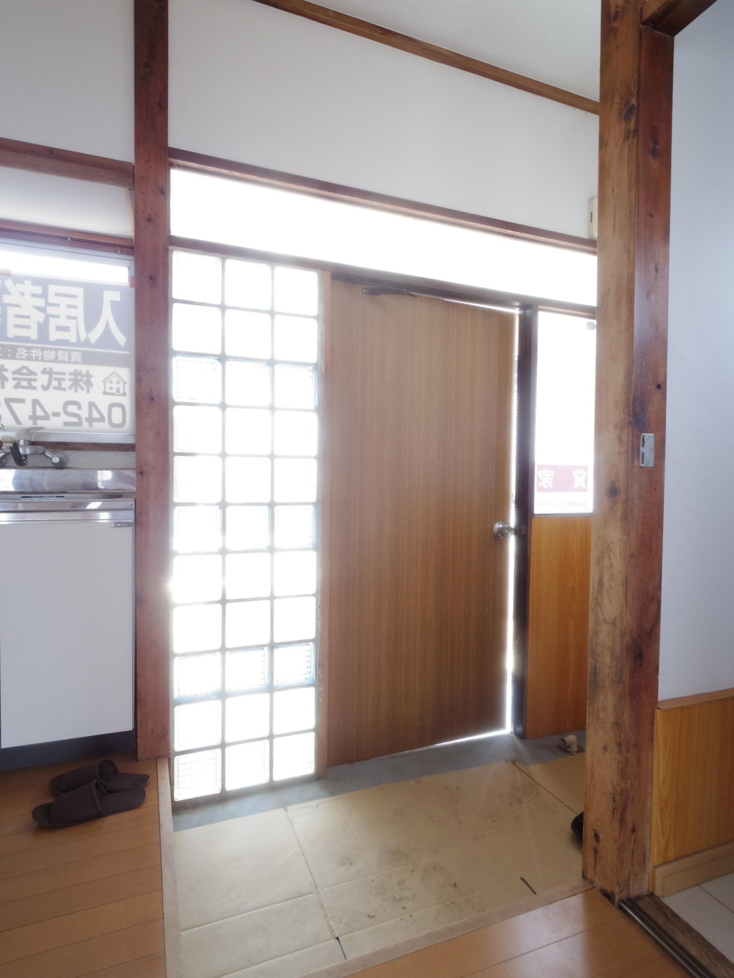 下里貸家の玄関