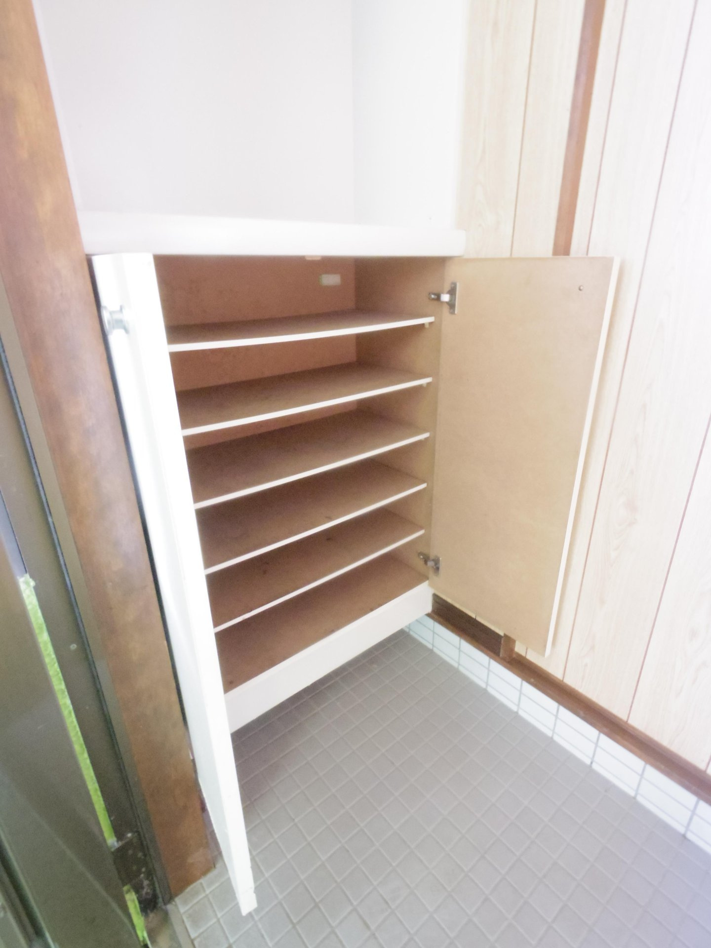 第三稲荷台ハイツの玄関
