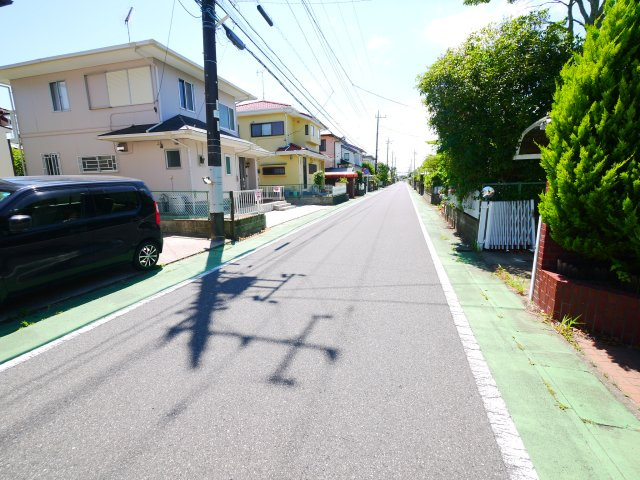 茂原市東部台　中古戸建の前面道路含む現地写真|内外装リフォーム済み令和8年2月 都市ガス上下水 駐車2台可 敷地約73坪家庭菜園。ドックラン可