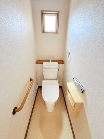 菖蒲が丘二丁目一戸建のトイレ|落ち着いた色調のトイレです