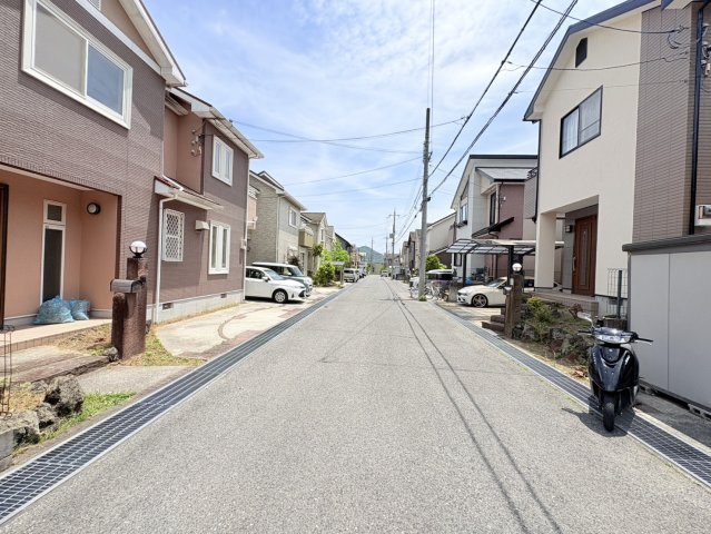 菖蒲が丘二丁目一戸建の前面道路含む現地写真|前面道路含む現地写真です