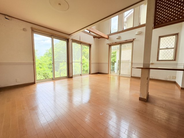 菖蒲が丘二丁目一戸建の居間・リビング|おしゃれなリビングです