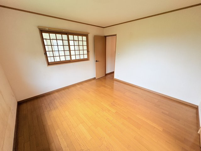 菖蒲が丘二丁目一戸建の洋室|広々とした洋室です