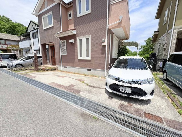 菖蒲が丘二丁目一戸建の駐車場|カースペースがあります