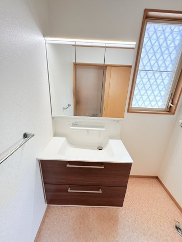 菖蒲が丘二丁目一戸建の独立洗面台|独立洗面化粧台が付いています