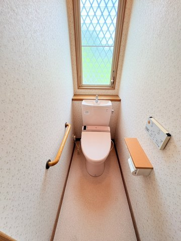 菖蒲が丘二丁目一戸建のトイレ|ゆったりとした空間のトイレです