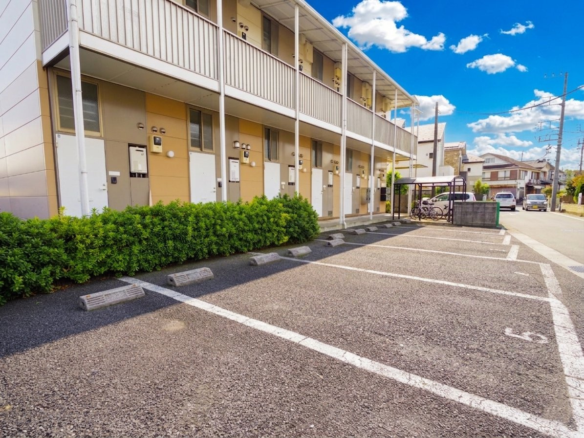 クレール小山の駐車場