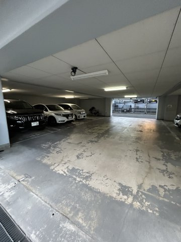 崇徳院ハイツ　Ｓ棟の駐車場|駐車場があるので、車を買う予定の方も安心です