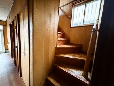【その他共用部分】 | 兵庫県姫路市網干区余子浜　～駅や教育施設に商業施設が集まる平坦な街並みでの暮らし～ | 窓からの自然光が木目調の階段を明るく照らします