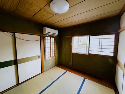 【和室】 | 兵庫県姫路市網干区余子浜　～駅や教育施設に商業施設が集まる平坦な街並みでの暮らし～ | ２つの窓から風が通る畳の部屋で心地よく寛げます