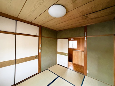 【和室】 | 兵庫県姫路市網干区余子浜　～駅や教育施設に商業施設が集まる平坦な街並みでの暮らし～ | 大型の押し入れ収納があり寝具や衣類もすっきり収まります
