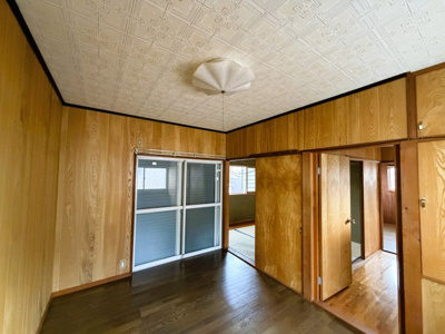 【洋室】 | 兵庫県姫路市網干区余子浜　～駅や教育施設に商業施設が集まる平坦な街並みでの暮らし～ | 木目調の壁がお洒落な、落ち着いた洋室。