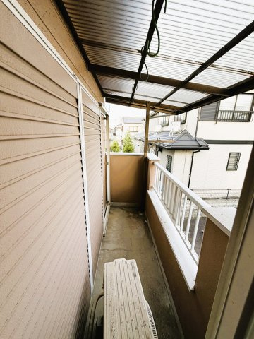 【バルコニー】 | 兵庫県姫路市網干区余子浜　～駅や教育施設に商業施設が集まる平坦な街並みでの暮らし～ | 屋根付きバルコニーで急な雨でも洗濯物が濡れにくく安心