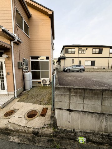 【外観】 | 兵庫県姫路市網干区余子浜　～駅や教育施設に商業施設が集まる平坦な街並みでの暮らし～ | 敷地内にプロパンガス設置で災害時も復旧が早く心強い