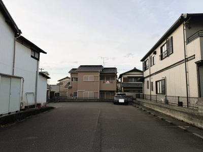 【駐車場】 | 兵庫県姫路市網干区余子浜　～駅や教育施設に商業施設が集まる平坦な街並みでの暮らし～ | 隣の月極駐車場(月々4400円)

