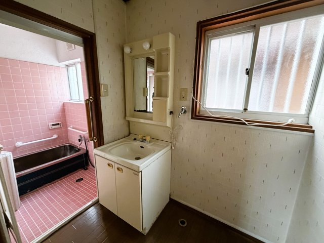 【洗面所】 | 兵庫県姫路市網干区余子浜　～駅や教育施設に商業施設が集まる平坦な街並みでの暮らし～ | 大きな窓で換気がしやすく、洗濯も快適な空間。