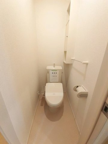 クラール春日Ｃのトイレ|落ち着いた色調のトイレです