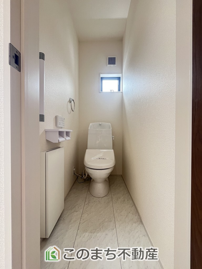 LiveleGarden.S下野市上大領のトイレ|小窓から換気ができて清潔なトイレスペース☆