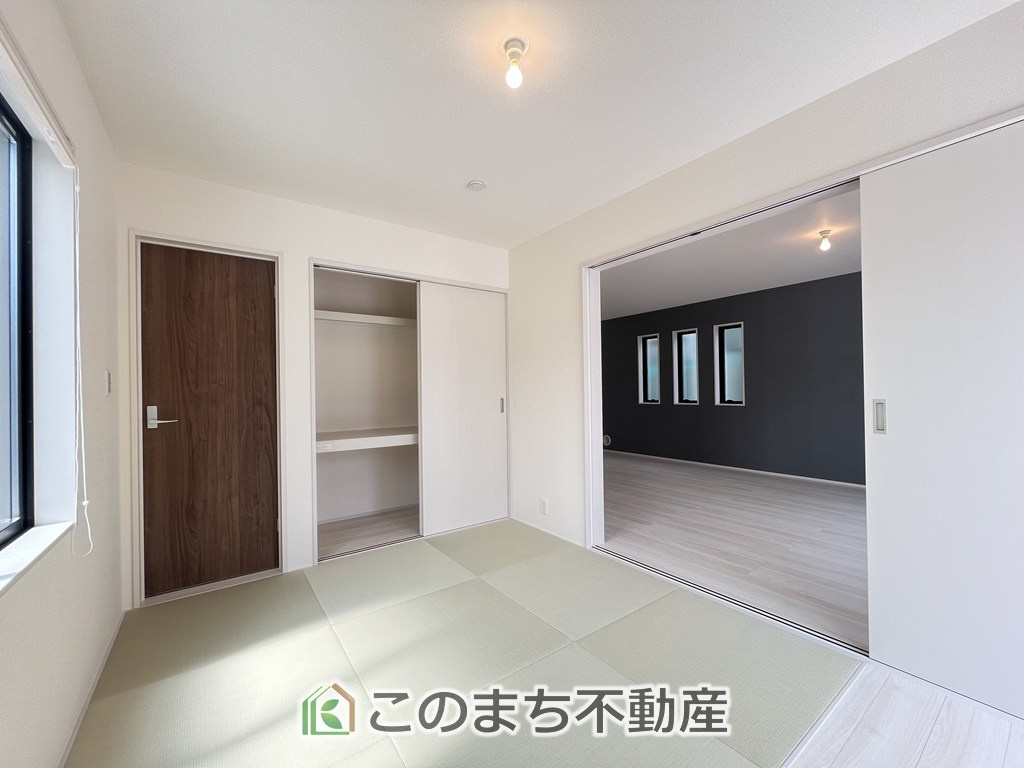 LiveleGarden.S下野市上大領の和室|お子様のお昼寝にも便利な和室です。大きな窓から暖かな日差しが差し込みます♪