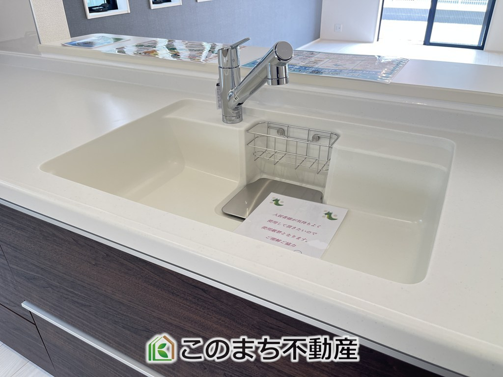 LiveleGarden.S下野市上大領のキッチン|ビルトイン型浄水器を内蔵したキッチン水栓。お米を研いだり、野菜を洗ったりするときなど用途に応じてワンタッチで浄水に切り替えが可能です。カートリッジ式なので、フィルターを簡単に交換する事が出来ます。