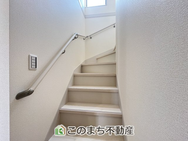 LiveleGarden.S下野市上大領の内装|手すり付きで小さなお子様にも安心の階段スペースです☆