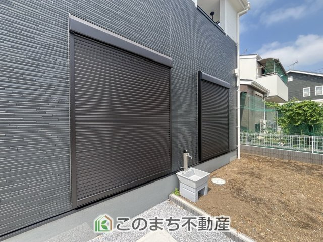 LiveleGarden.S下野市上大領の設備|1階掃出し窓はシャッター雨戸で防犯性アップ♪