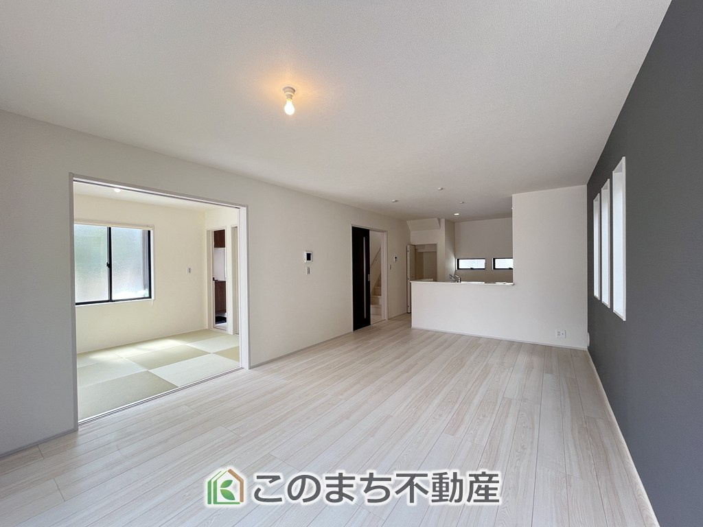 LiveleGarden.S下野市上大領の居間・リビング|開放感のある広々としたリビング☆家族みんなでゆったりくつろげます♪
南側から暖かな日差しが差し込みます♪キッチンからリビングの様子がよく見渡せます☆