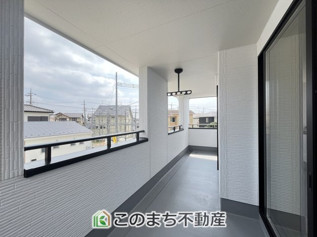 LiveleGarden.S下野市上大領のバルコニー|南向きの大型バルコニーは陽当り良好で、たっぷりのお洗濯物もよく乾きます！
さらにインナーバルコニーなので雨の日でも安心してお出かけできますね♪