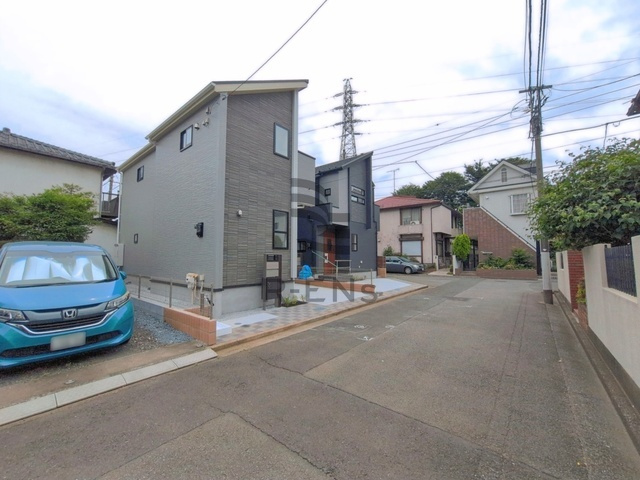 【前面道路含む現地写真】 | 西東京市向台町１丁目　新築戸建て　１号棟 | 高く青い空を感じて暮らす街並みの一角、静かな暮らしを送れます