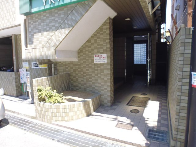 YKハイツ松の内のエントランス