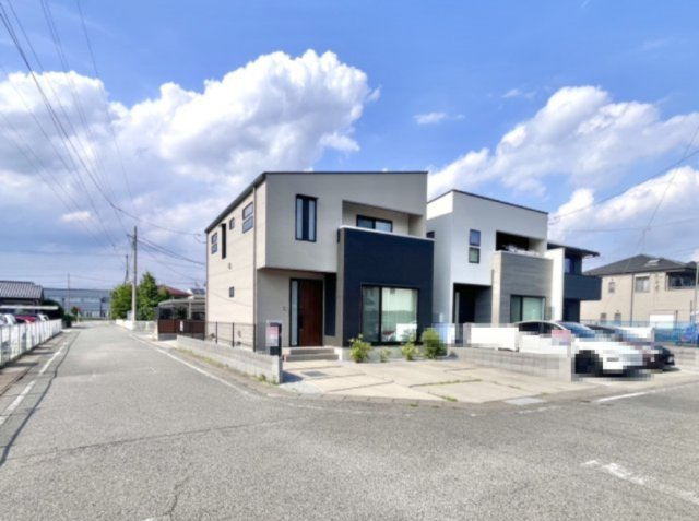 【中古戸建】高崎市高関町の外観|■外観｜窓の配置や、爽やかな白ベースの外観が清潔感をもたらします。まっさらなキャンバスのような家にこだわりを彩って…始めよう、あなただけの豊かな暮らし( ＾＾ )